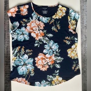 Van Heusen navy blue floral short sleeve blouse. Size Large